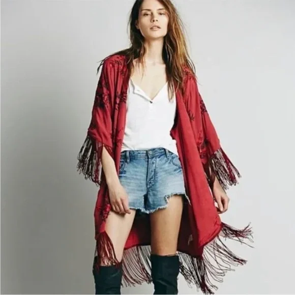 Free People Keepsakes Boho Red Floral Embroidered Fringe Kimono Size XS/S - Picture 4 of 15